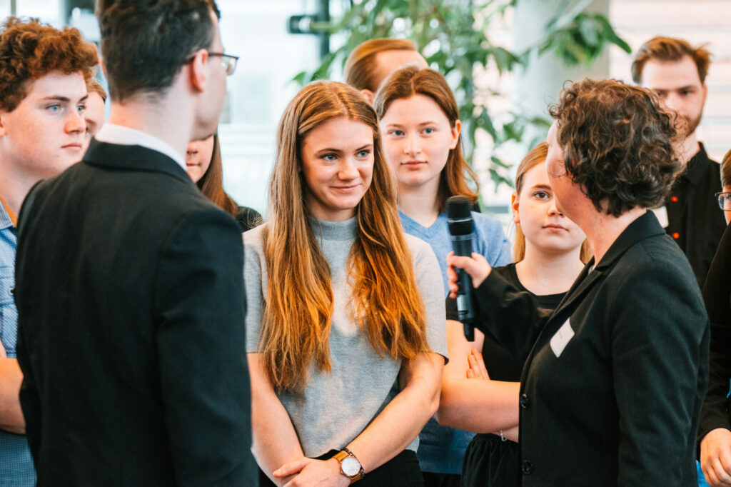 Teilnehmende werden von der Moderatorin interviewt.