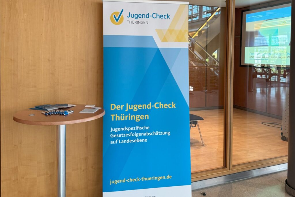 Ein Roll-Up der Projektstelle Jugend-Check Thüringen steht vor dem Raum der Fachveranstaltung auf dem DJHT.