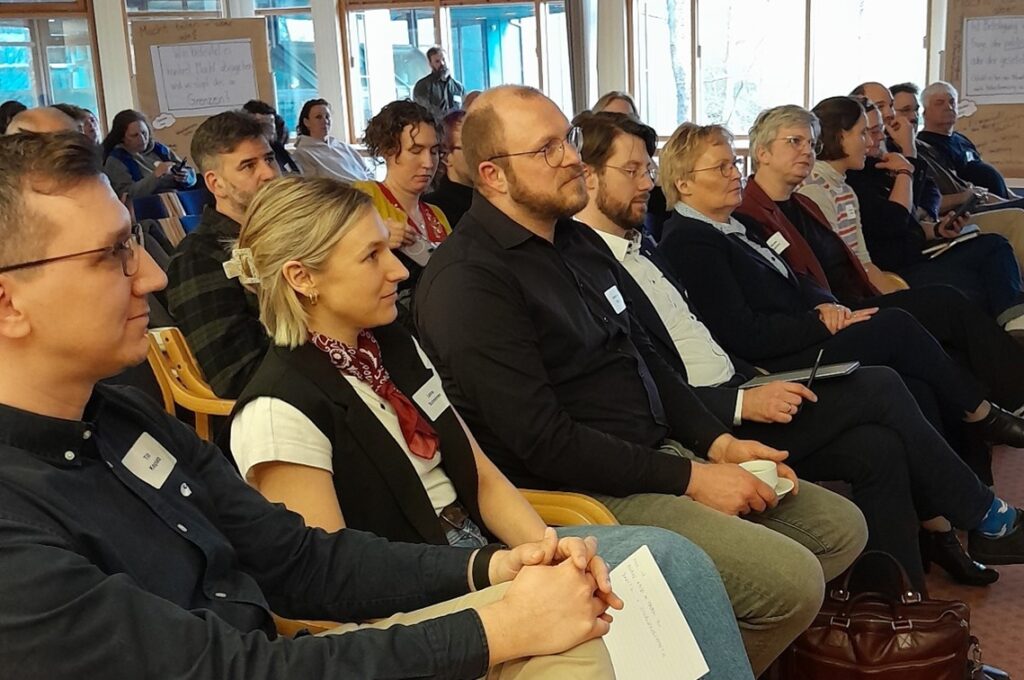 Till Kopietz und Lena Schreiner im Publikum beim Fachtag "Neue Gesetze - jugendgerecht?" in Schleswig-Holstein