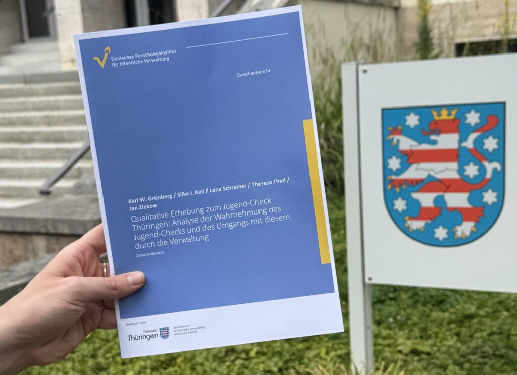 Cover des Berichts zur Qualitativen Erhebung vor dem Thüringischen Landeswappen. 
